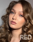 Создан лёгкий вечерний макияж с акцентом на естественную красоту и сияние кожи.
Нанесены лёгкие тени и тушь для выразительного, но естественного взгляда.
Кожа подчеркнута хайлайтером для здорового и свежего сияния.