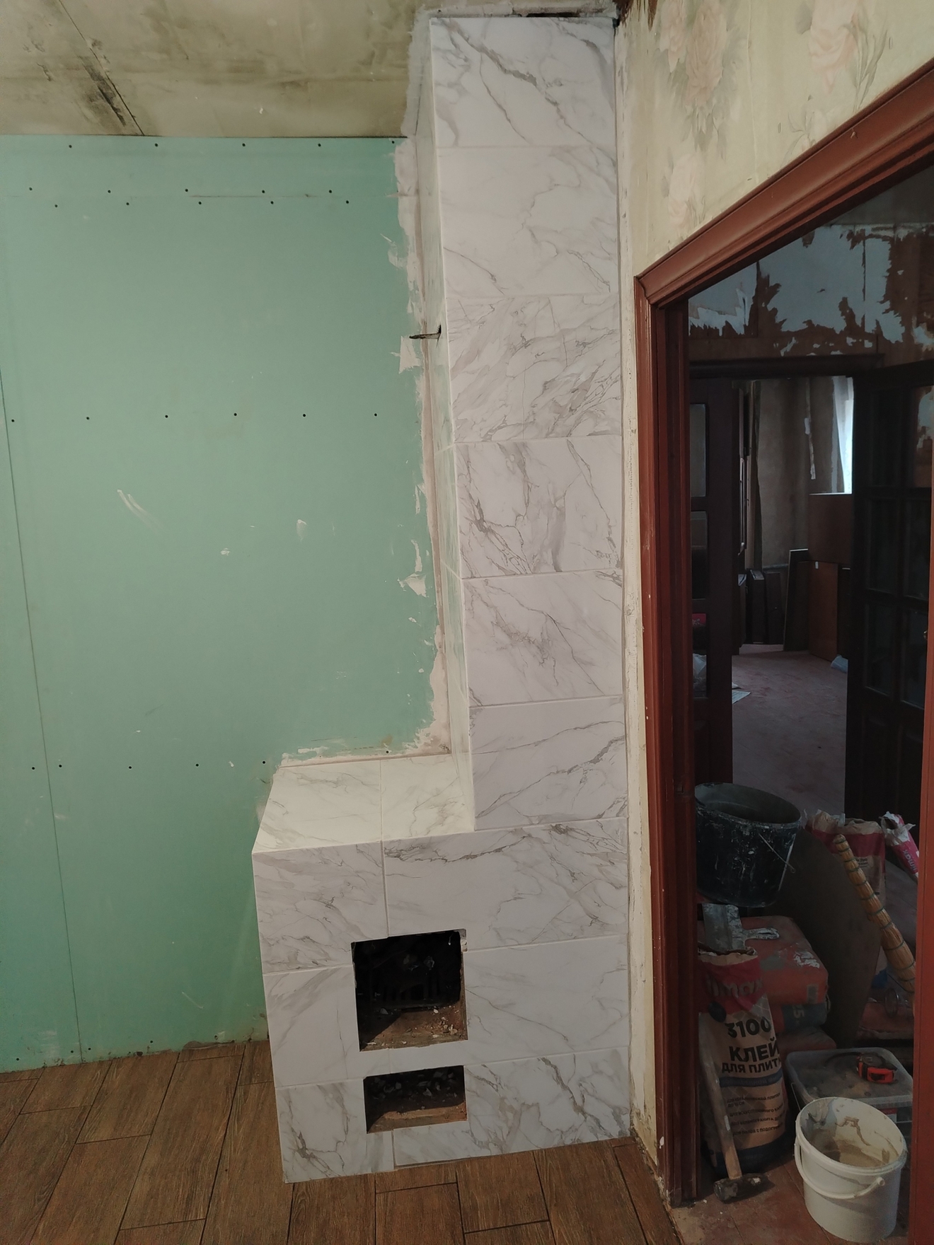 На этой фотографии — укладка плитки с подрезкой каждого угла под 45°. Эта работа заняла 2 дня.