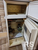 Замена питающего провода в холодильнике. Старый от времени потрескался, нарушилась изоляция.
