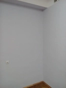 В офисе осуществлена покраска стен с использованием обоев, предназначенных для покраски. Применялись качественные краски, валик и кисть, обеспечивая равномерное покрытие.