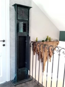 Да есть часы и не только деревянные, есть отсеки для зонта, для ключей.