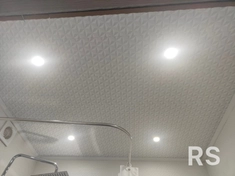 Монтаж подвесного потолка, установка встроенных светильников и вентиляционной системы.