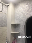 На фото представлена установленная полка. Для её крепления использовались дюбеля и саморезы.