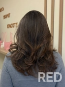 На фото показана женская стрижка каскад, выполненная для создания объёма и динамики.
Стоимость услуги — 80 р., длительность — 1 час, укладка на брашинг.
По желанию можно добавить фиксирующие спреи для долговременного эффекта.