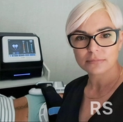 EMS — скульптор тела. Заменяет силовую тренировку, подтягивает ягодицы, качает пресс, убирает диастаз 1 степени, укрепляет брюшную стенку. Показания: после родов быстро приводит в порядок живот.