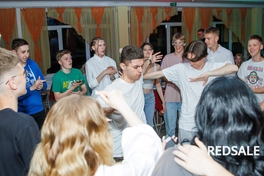 На фотографии из серии выпускного в школе запечатлены моменты танцевальных выступлений.
Для захвата живости события использовалось естественное освещение и профессиональная камера.