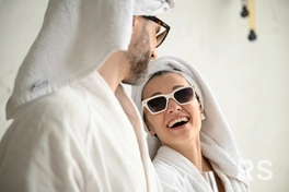Фотосессия love story в студии с естественным освещением и самым простым образом.