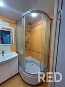 Душевая кабина установлена с герметизацией швов и проверкой слива.
Умывальник закреплён на надёжном основании, подключены коммуникации.
Полки смонтированы с учётом эргономики и дизайна интерьера.