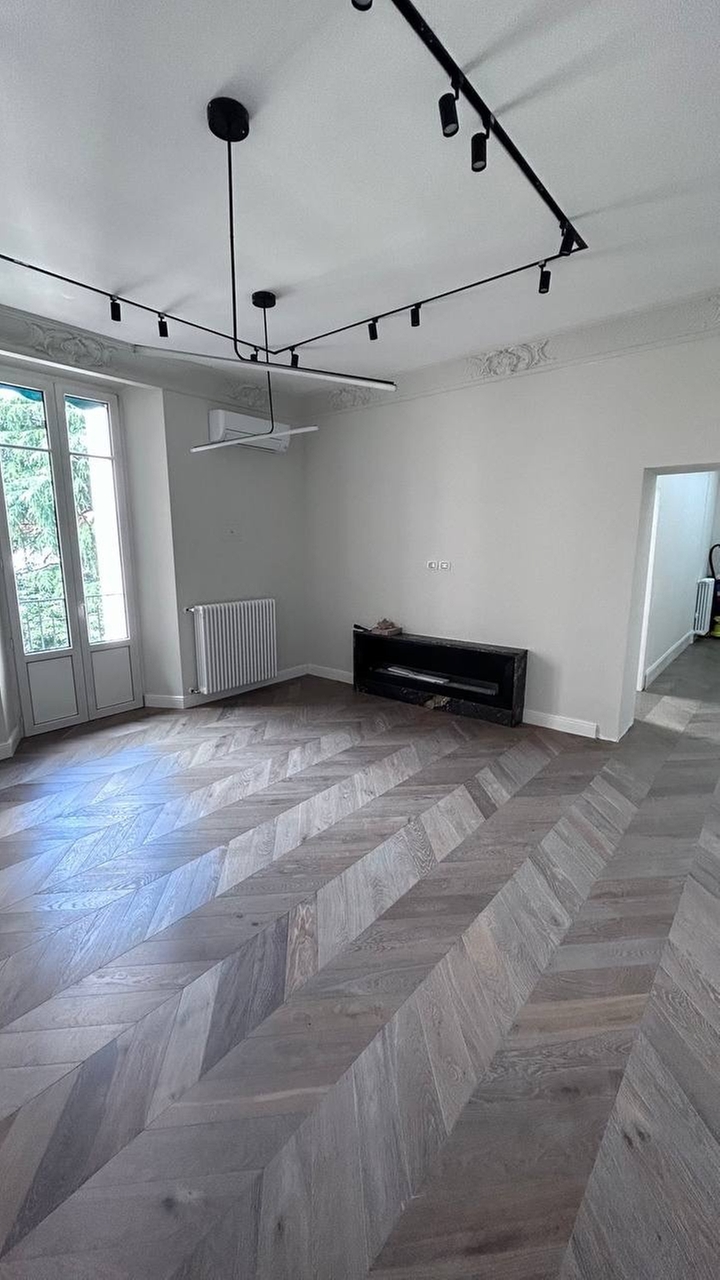 Уложена стильная инженерная доска, смонтирован гранитный камин, установлены системы отопления и кондиционирования. Дополнено лепниной на потолке и современным трековым освещением, создающим уютную атмосферу. Работы под ключ.