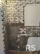 Подрозетники установлены на монтажную гипсовую смесь в кирпичной стене.
Процесс: разметка отверстий, установка подрозетников, фиксация гипсом, выравнивание по уровню.