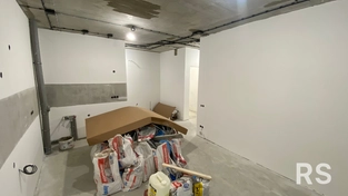 Шпаклевка квартиры в Минск-Мир с использованием полимерной смеси под поклейку обоев.
Работа проводится с тщательной подготовкой поверхности, включая грунтовку и устранение мелких дефектов.