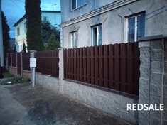 Установка забора из бисерных блоков и зашивка металлоштакетником с двух сторон.
