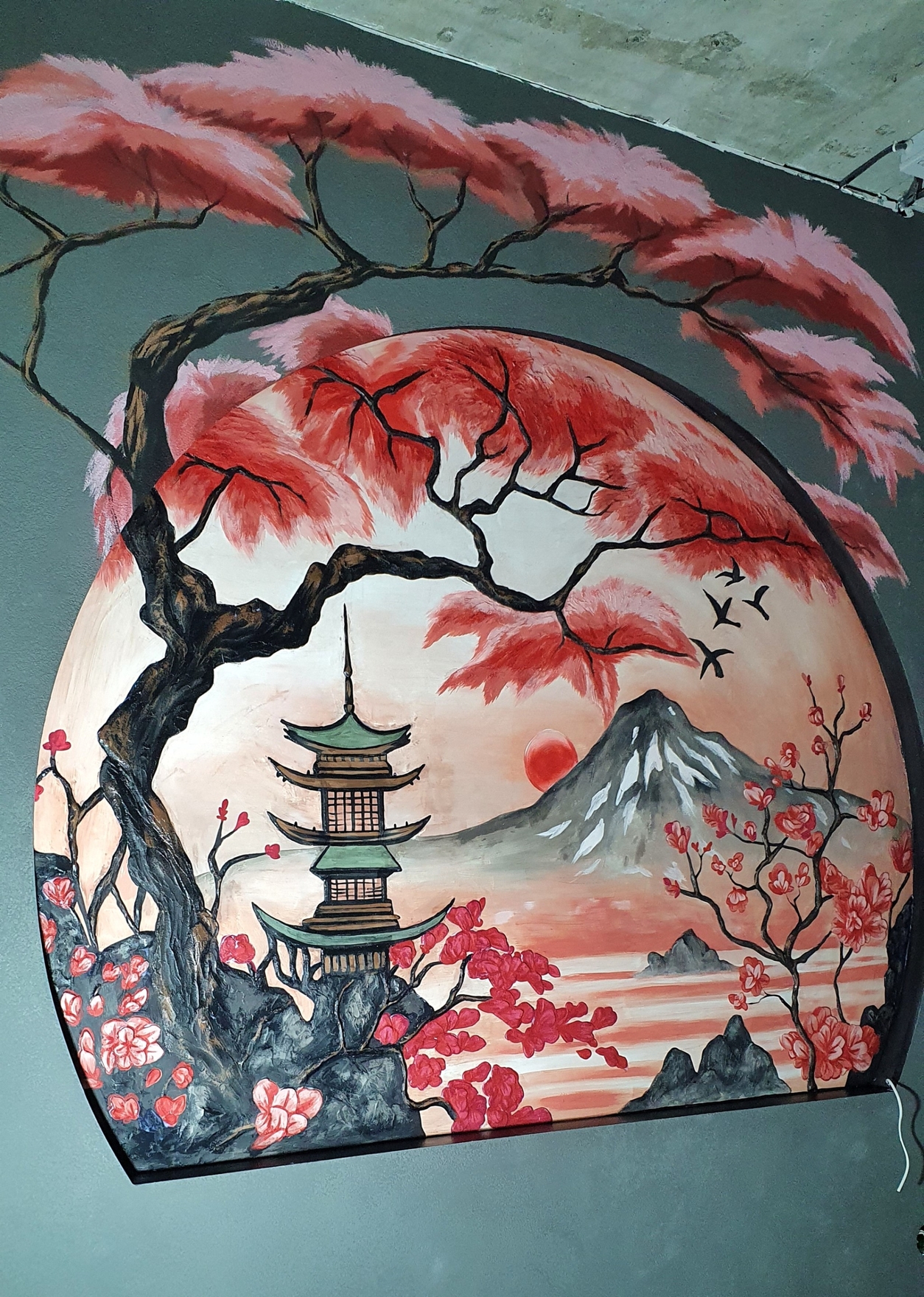 Оформление ниши барельефом, с последующей его росписью акриловыми красками, 2.5*2.5м.