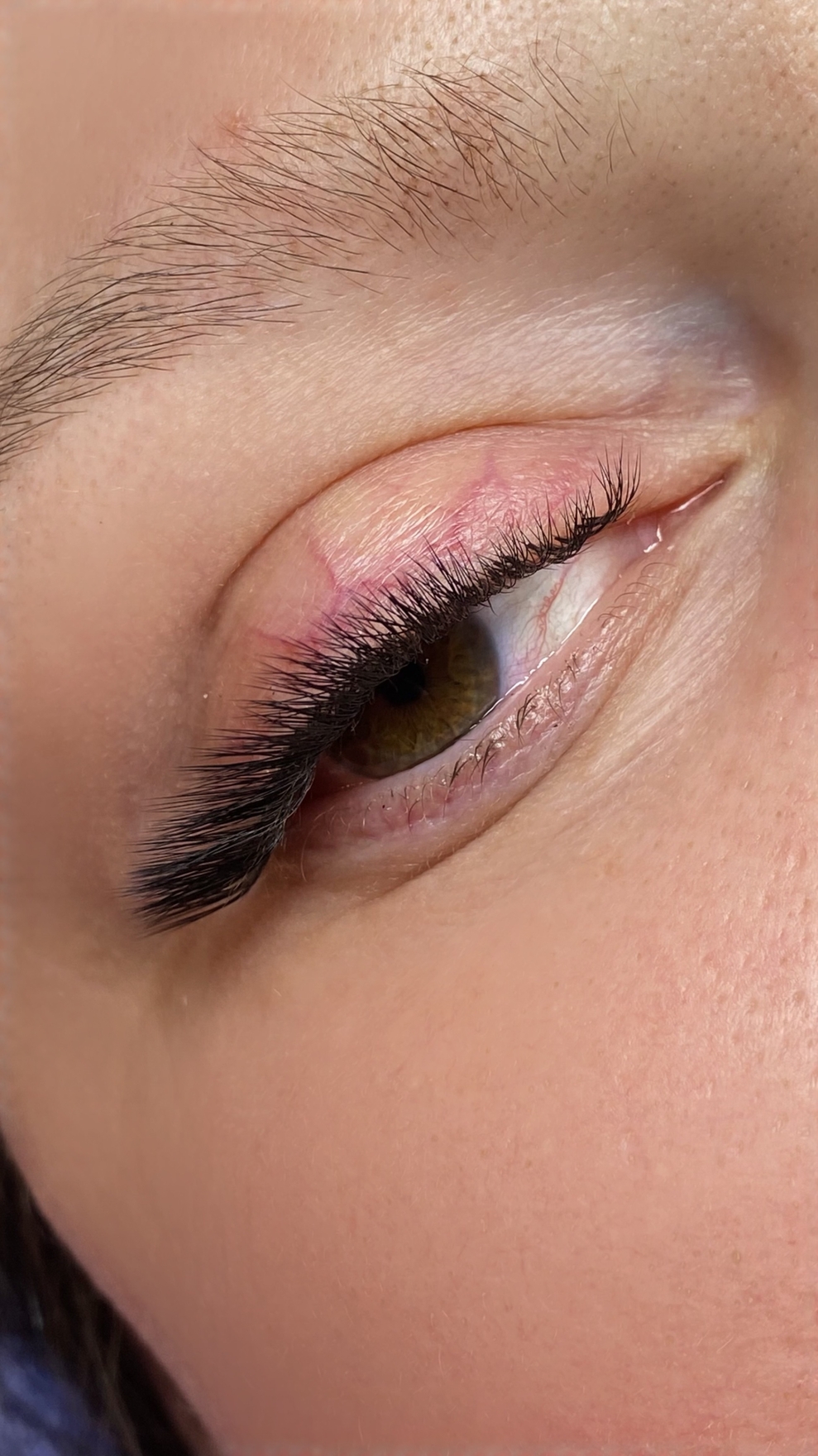 Наращивание ресниц в объёмной 4D-технологии с созданием эффекта "лисий взгляд" и использованием L-изгиба для максимальной естественности и выразительности.