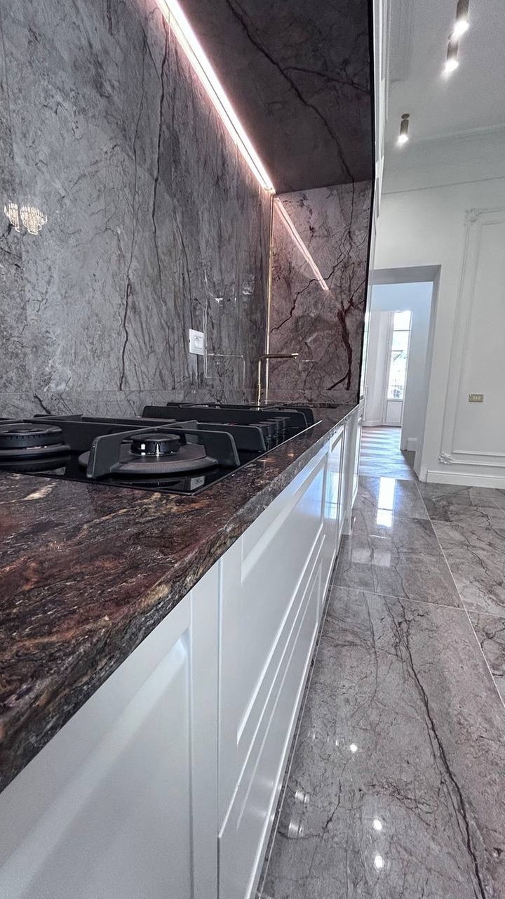 Установлена прочная гранитная столешница с керамогранитным фартуком, встроена современная вытяжка и декоративная подсветка. Все элементы смонтированы с высокой точностью.