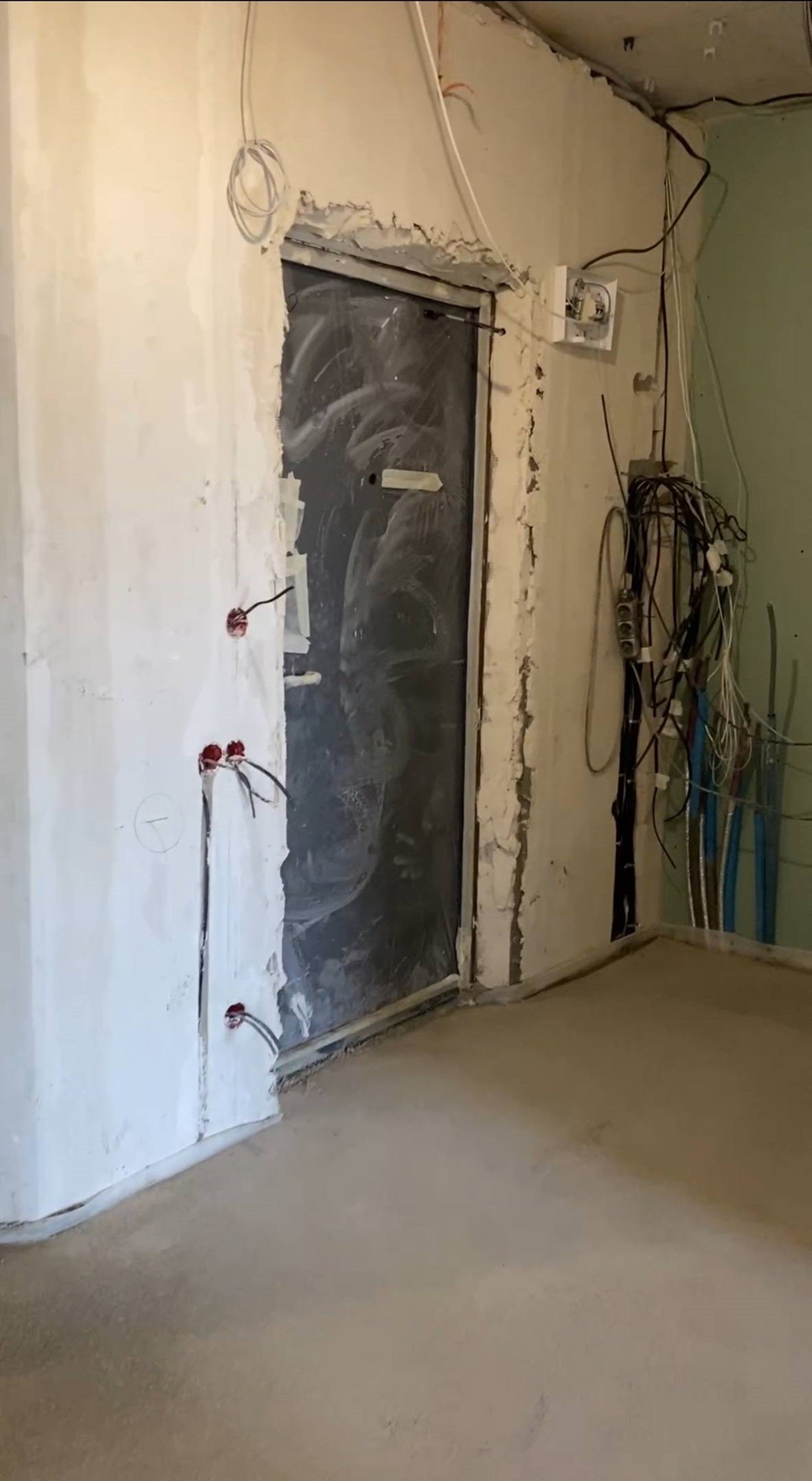 Элетромонтажные работы квартира, черновой монтаж, разводка по полу, подключение розеток и сбор щита после залитой стяжки.