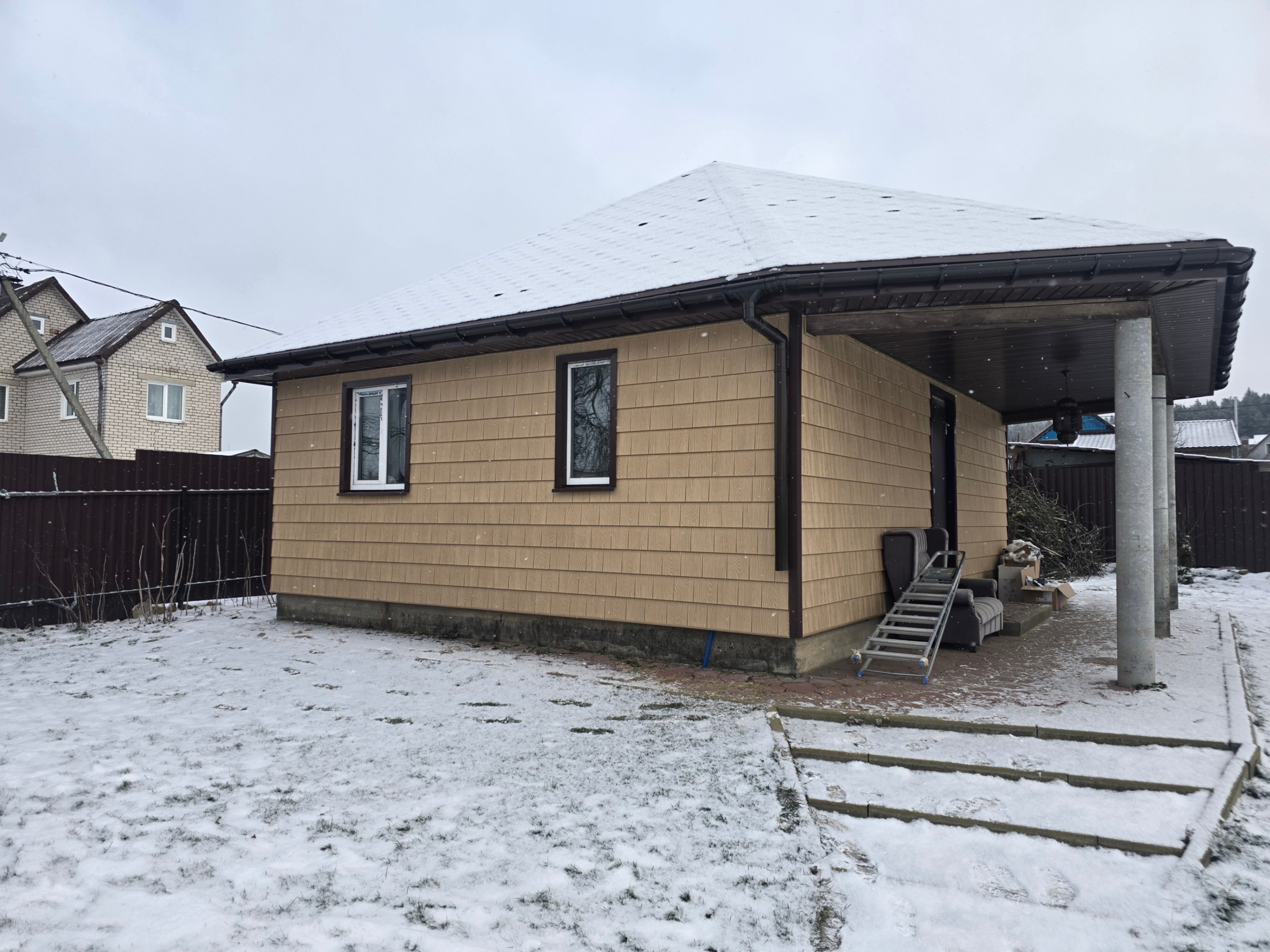 Выполнена обшивка дома сайдингом с утеплением. Использовалась обрешетка, уровень и доборные элементы. Монтаж начинался снизу с проверкой каждого ряда и надежной фиксацией панелей.