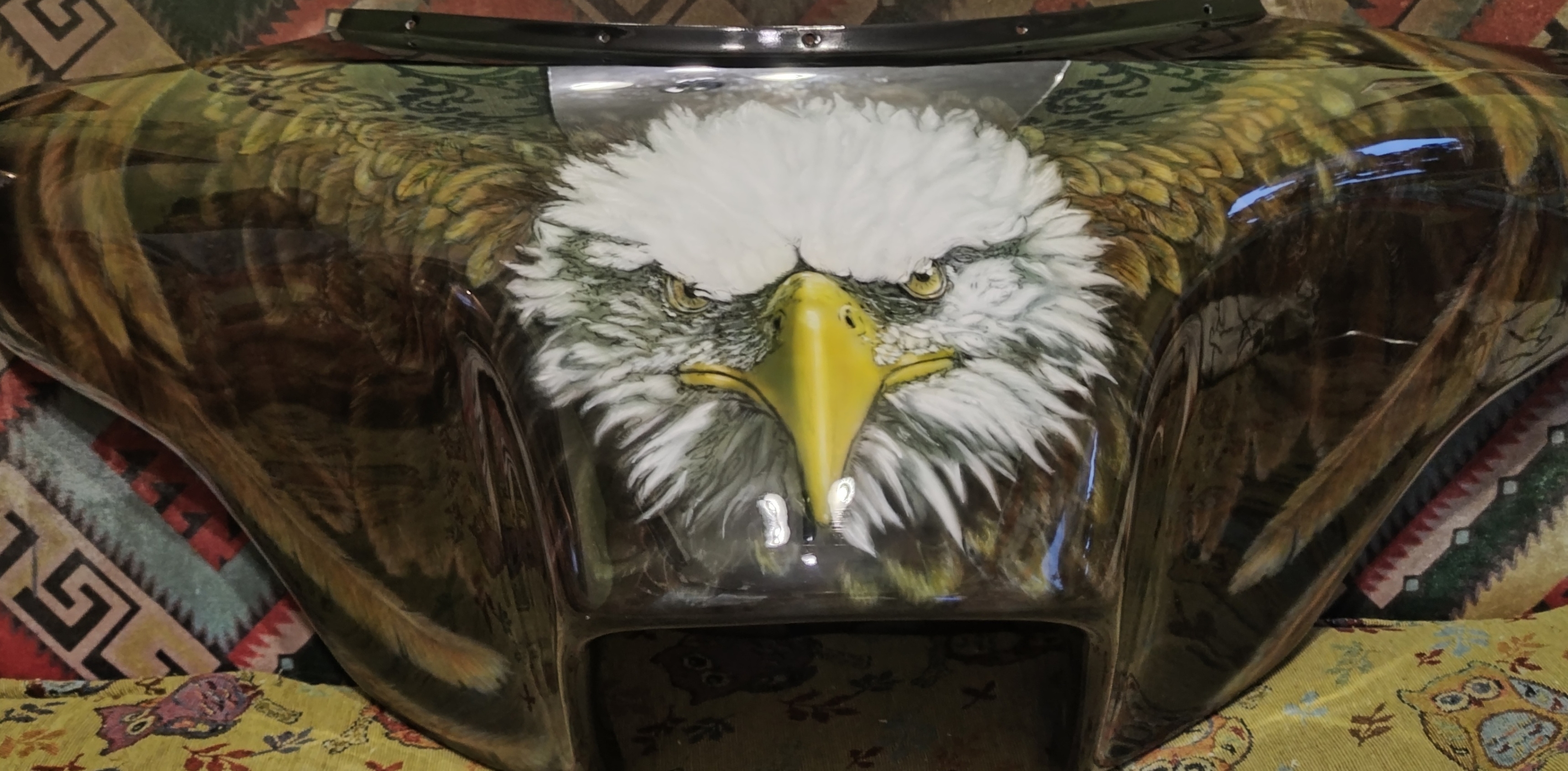 Роспись детали от мотоцикла в технике аэрография. Подготовка, создание эскиза, уточнение деталей с клиентом, выполнение рисунка, последующее покрытие защитным составом, полировка.