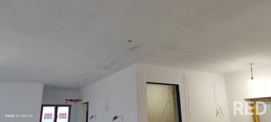 На фото выполнена штукатурка стен и шпаклёвка потолка под окраску. Использовались гипсовые и финишные составы, маяки и грунтовка.