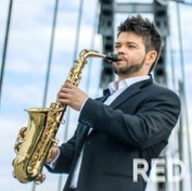 На празднике звучала живая музыка: я играл на саксофоне, создавая атмосферу радости и торжества для гостей Юбилея Праздник. Моя задача — подарить незабываемые эмоции!