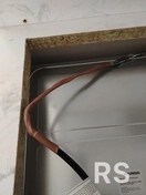 Для изоляции жил применяется термоусадочная трубка.
Процесс: надевание трубки на жилы, нагрев для усадки, проверка качества изоляции.