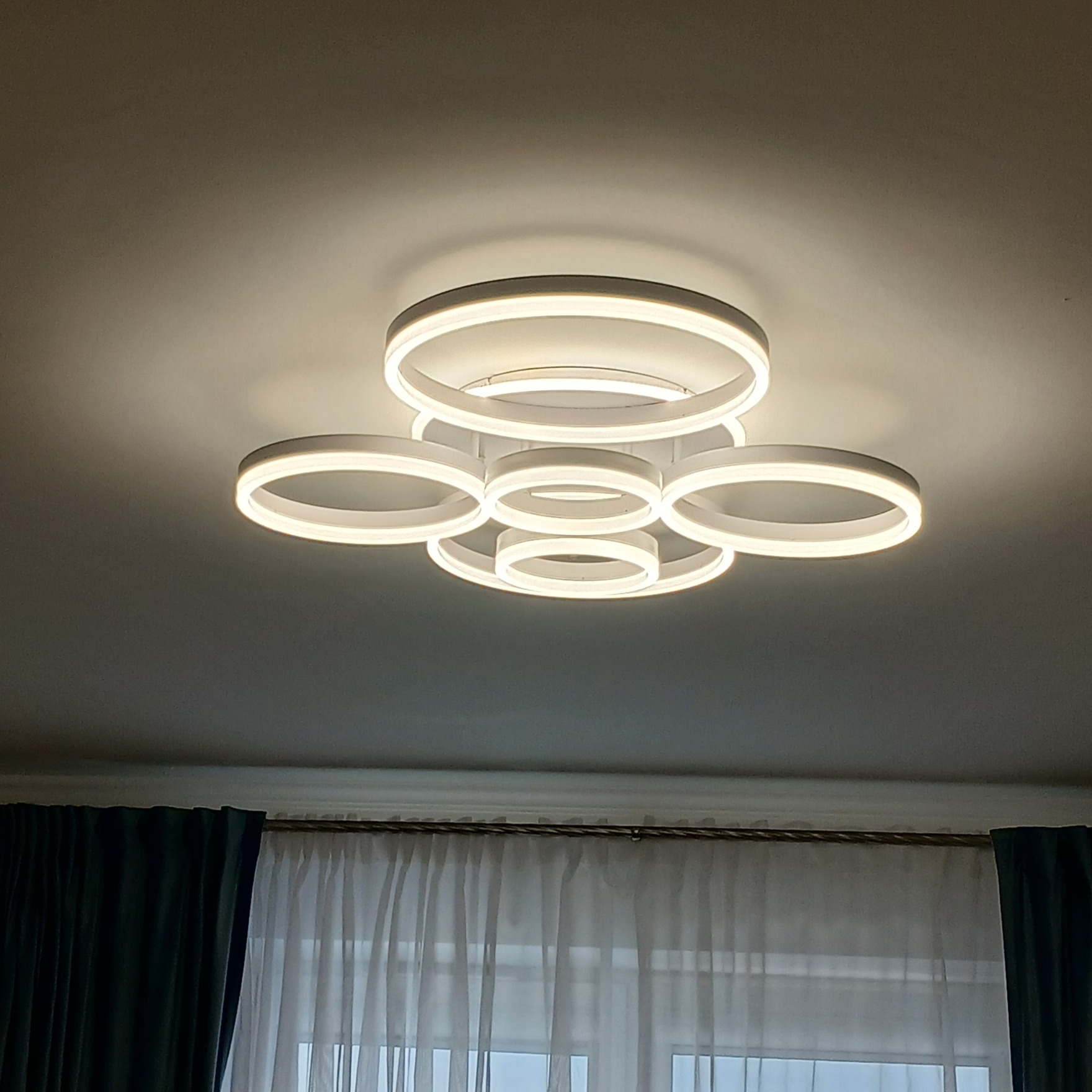 Была демонтирована старая люстра, собрана и установлена новая светодиодная люстра.