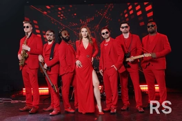 На сцене 7 музыкантов:

👩🏼🎤 Женский вокал 
🧔🏻🎤 Два мужских вокала 
🧑🏻🎷Саксофон 
🧑🏻🎸 Бас
👨🏻🎸Гитара 
👦🏿 🥁 Барабаны.
