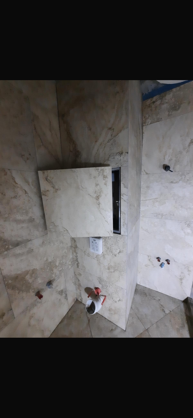 За две недели уложен керамогранит в помещении без предварительной подготовки поверхности. Применялись профессиональный клей, система выравнивания плитки и затирка.