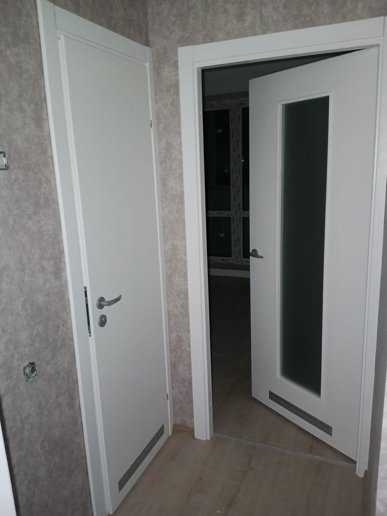 Поклейка обоев без швов в стык стык на виниловый основе.