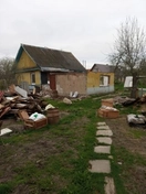 Процесс демонтажа части дома