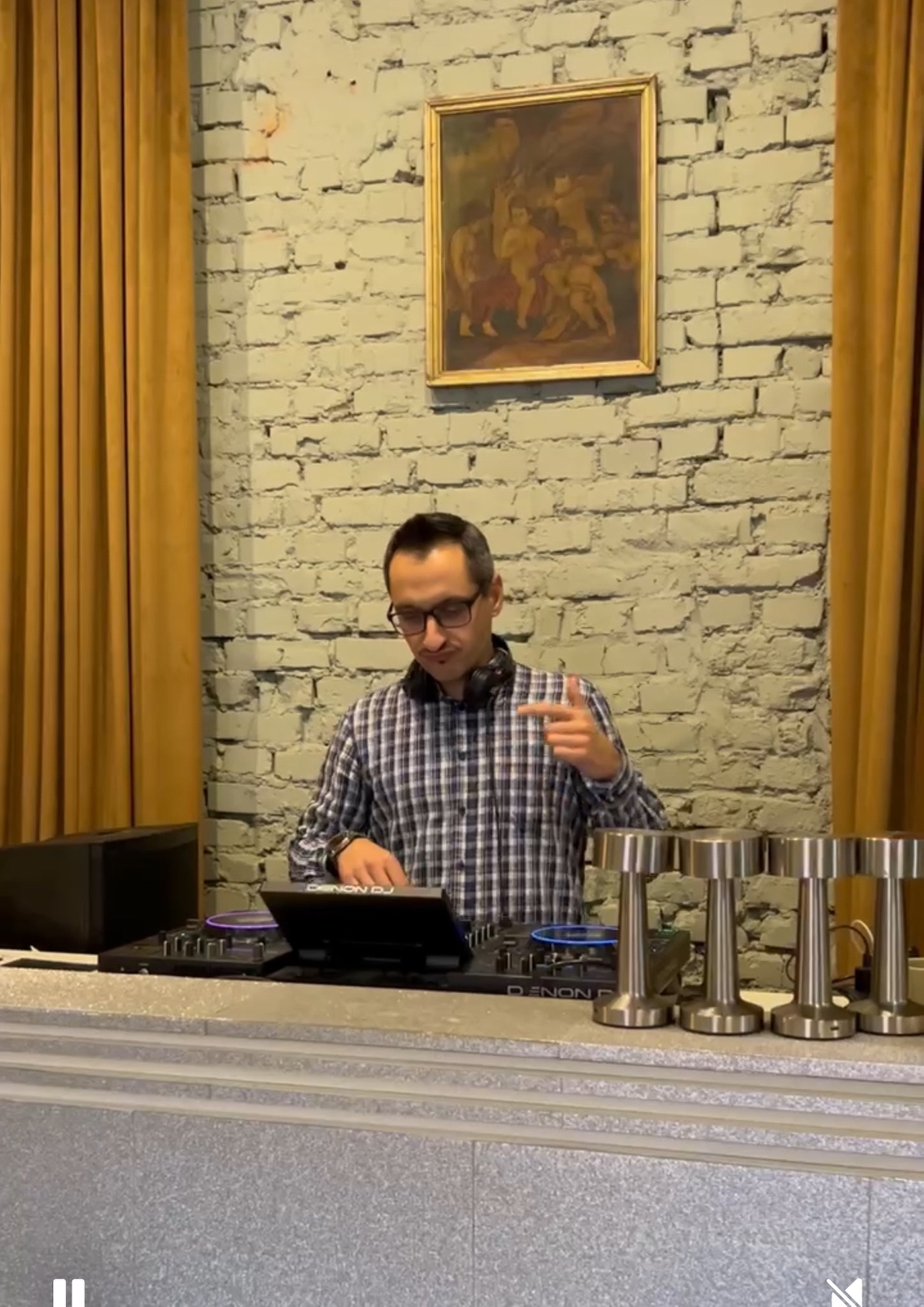 Провожу утреннюю дискотеку в Диджей баре babeon. Использую свой контроллер, свет и колонки заведения.