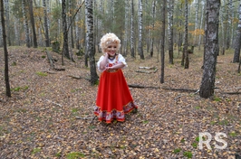 Яркий народный костюм, плавные движения под звонкие песни. Ростовую куклу Надежды Кадышевой окружает хоровод из гостей. Всеобщее веселье и зажигательные пляски!