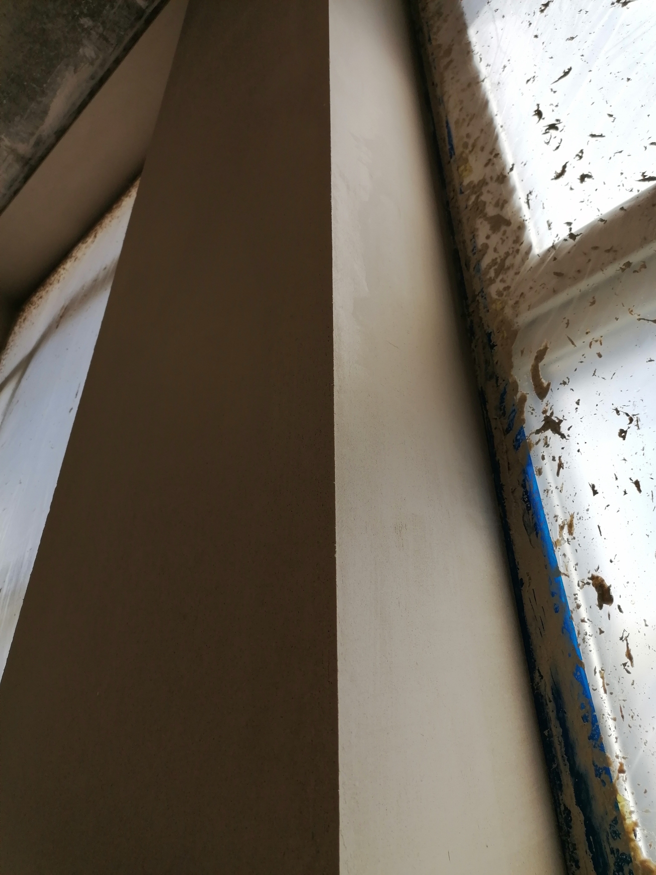 Готовый оконный откос из гипсовой штукатурки.