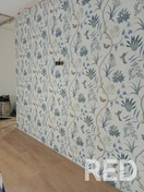 Осуществлена поклейка простых бумажных обоев с подбором рисунка.