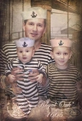 Гармоничное размещение снимков, подчёркивающее семейную близость.
Лёгкая обработка для улучшения качества и яркости.
