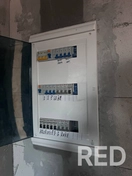 Электрощит собран из материалов заказчика. Средний вариант по соотношению цены и качества. Два УЗО установлены на силовые группы, остальное подключено через автоматические выключатели. Ввод — трёхфазный.