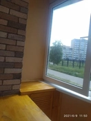 Использовал натуральный декоративный камень для балконной отделки.
Произвел монтаж камней с помощью специального клея для обеспечения надежной фиксации.
Завершил работу, придав балкону элегантный и уютный вид с элементами природы.