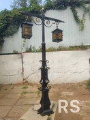 Для создания этого фонарного столба использована техника художественной ковки. Основание и декоративные элементы выкованы вручную с классическими завитками. Завершающим этапом стала сборка конструкции, установка фонарей и нанесение защитного покрытия.