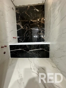 Санузел под ключ: монтаж сантехники, установка ванны и укладка плитки.
Сантехника установлена с герметизацией соединений.
Ванна закреплена на надёжном основании с регулировкой по уровню.
Плитка уложена с использованием влагостойких материалов и затирки.