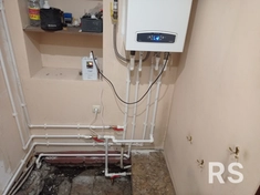 На фото представлен монтаж настенного бойлера с разводкой труб из полипропилена, выполненный с соблюдением всех технических норм. Установлены запорные краны, фильтр для воды и надёжные фитинги, что обеспечивает долговечность и безопасность работы системы.