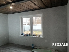 Подготовка стен и поклейка флизелиновых обоев в частном доме.