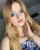 Вечерний яркий макияж с накладными ресницами.