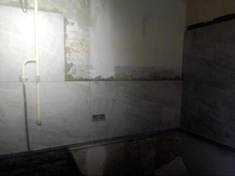 Фото демонстрирует укладку керамогранита. В работе применялась профессиональная плиткорезка, высококачественный клей и точное выравнивание для безупречного внешнего вида и долговечности покрытия.
