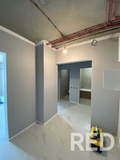 Проведена комплексная отделка прихожей: шпатлевка стен, укладка плитки на пол и поклейка обоев. Осуществлён монтаж короба из гипсокартона и люка скрытого монтажа. Швы плитки обработаны эпоксидной фугой для долговечности и эстетичного вида.