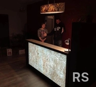 Производство ресепшена из светопрозрачного каменного шпона — достойная альтернативы натуральному ониксу.