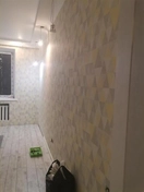 Тщательно выравнивала и приклеивала обои, обеспечивая ровное и прочное покрытие.