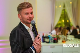 Одна из серии репортажных фотографий дня рожденья. Фотографии захватывают живые моменты мероприятия, включая фото ведущего и атмосферу празднования.