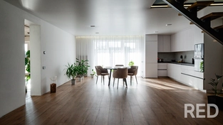 Фотосессия проведена на широкоугольный объектив, выделяя перспективу и глубину помещения.
Использована естественная цветовая палитра, усиленная постобработкой для гармоничного баланса света и теней.