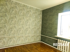 Выполнено шпаклевка потолка и стен, покраска потолка, поклейка обоев, покраска радиаторов, покрытие лаком пола. 