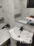 Выполнен комплексный ремонт ванной комнаты: разводка сантехники, штукатурка стен, укладка плитки и навеска оборудования для создания функционального и эстетичного пространства.